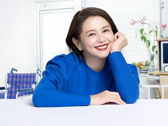 居室で微笑む女性