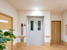 清潔なエレベーター前