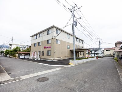 落ち着いた色合いの外観