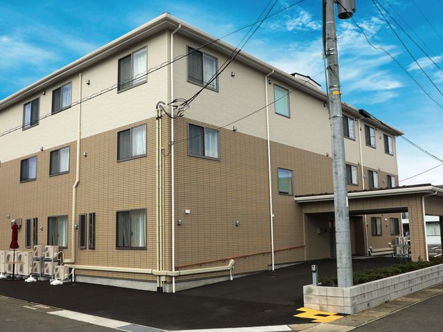 外観 外観 明るい自然光が差し込むモダンな施設の建物は、快適な就業環境を提供します。魅力的な外観です。