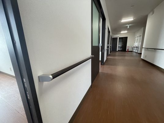 バリアフリー設計の廊下