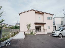 ピンク色の壁の建物