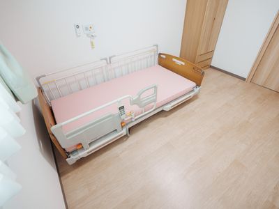 明るい居室のベッド
