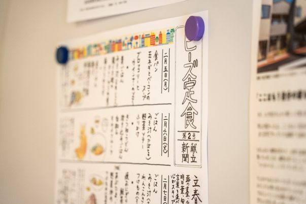 情報満載の掲示板がある壁