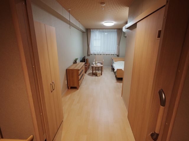 居室の快適空間 居室 ゆとりを持って設計された居室です。窓から光が差し込み、明るく暖かい雰囲気が感じられます。