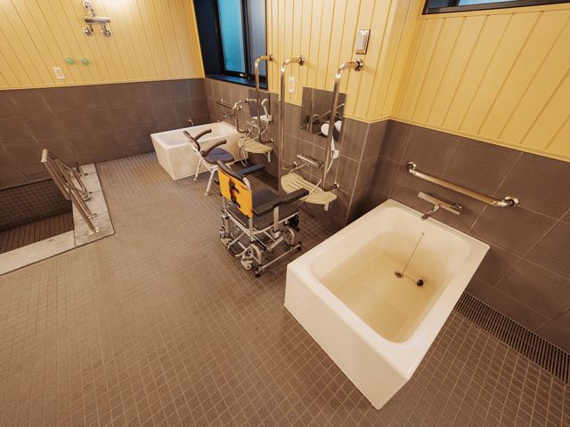 ゆとりの浴室設備 浴室 安全に気を配った広々とした浴室です。リフト等の機器も整っており、安心してご利用いただけます。
