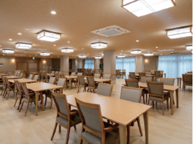 広々明るい食堂エリア 食堂 開放感のある食堂で、ご利用者様のお食事サポートを行うやりがいを体感できます。