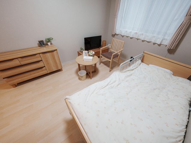 広々とした居室 居室 ゆったりとした空間の居室です。テレビが置かれた暖かみのある設えで、くつろぎの時を過ごせます。