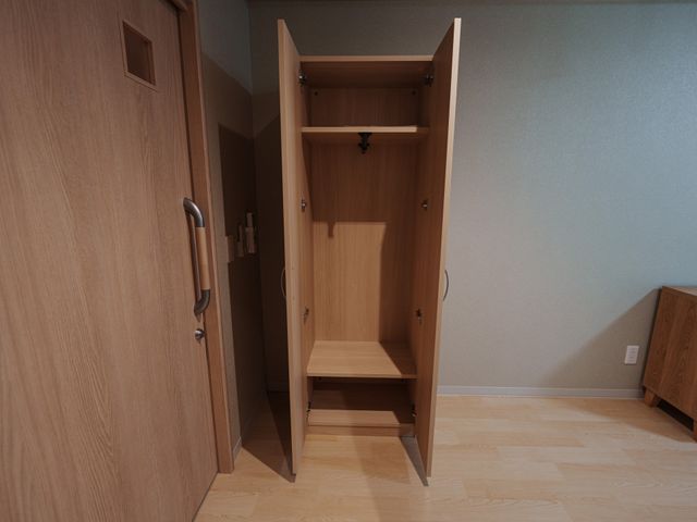 ゆとりある居室のクローゼット クローゼット 広々とした造りのクローゼットが備わった、居心地の良い空間です。日々の暮らしに必要な物を整理整頓しやすいです。