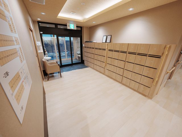 広々としたクリーンな廊下 エントランス ゆったりとした通路が明るく、清潔感あふれる木製のロッカーが印象的な空間です。