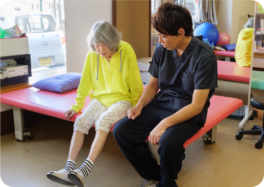 笑顔で働くスタッフの姿