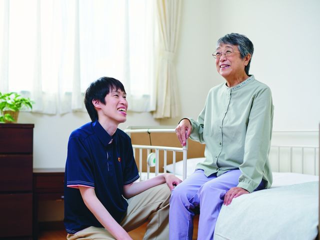 穏やかな居室 居室 日差しが差し込む広々とした空間で、和やかに会話するひとときを過ごせます。