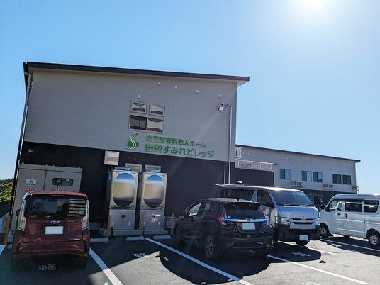 建物外観と駐車場  