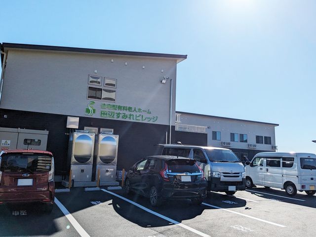 スタッフと利用者の和やかな瞬間 居室 笑顔あふれる居室で、利用者様と共に素敵な瞬間を創り出すやりがいを感じませんか。