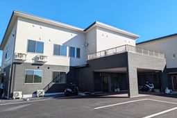 新しい建物のエントランス