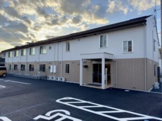 広々とした駐車場のある施設