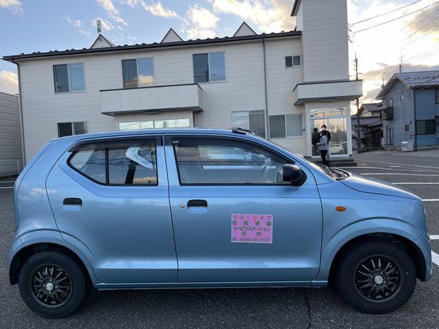 笑顔で出迎えるスタッフ エントランス 皆さまを明るい笑顔でお迎えする、やりがいのある職場環境です。