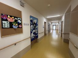 飾りがある廊下