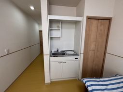 明るい居室の廊下