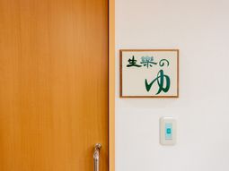温かみある木製の扉