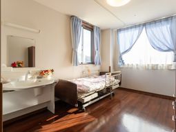 ベッドと洗面台の居室