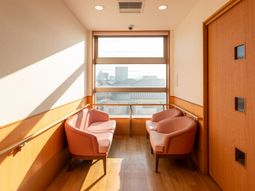 窓際のリラックスエリア