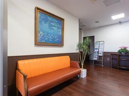 絵画が飾られた広い廊下