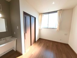 光が差し込む居室