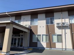 モダンな施設の外観
