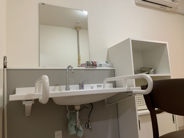 安全な洗面台 洗面台 バリアフリー設計の洗面台です。手すりが付いており、座ったままでも使用しやすくなっています。