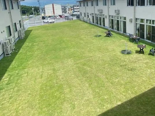 広い芝生の中庭  