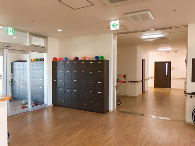 明るい通路の廊下 廊下 広々とした廊下にはロッカーが整然と並び、自然光が優しく差し込んでいます。