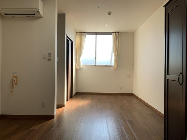 広々とした居室 居室 明るい光が差し込む広々とした空間は、快適に過ごせる居住スペースです。