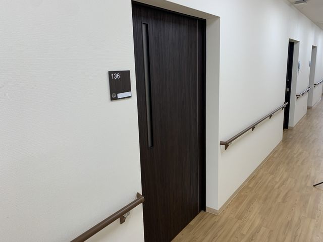 安全な歩行をサポートする廊下 廊下 手すりが完備された廊下は、移動の際に安心して使えるように設計されています。