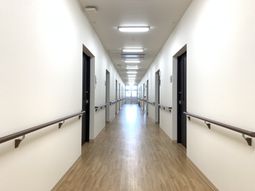 長い明るい廊下