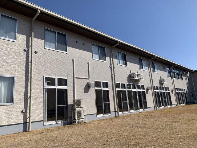 広い庭のある外観 外観 広々とした庭に面した建物の外観です。快適な環境で働きやすい雰囲気が魅力です。