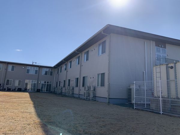 広々とした庭付き建物外観