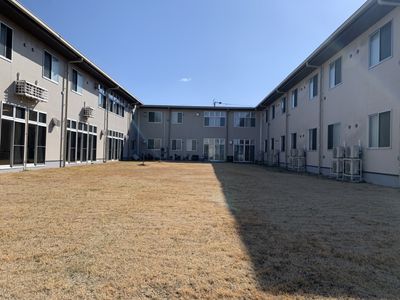 広い中庭の建物外観