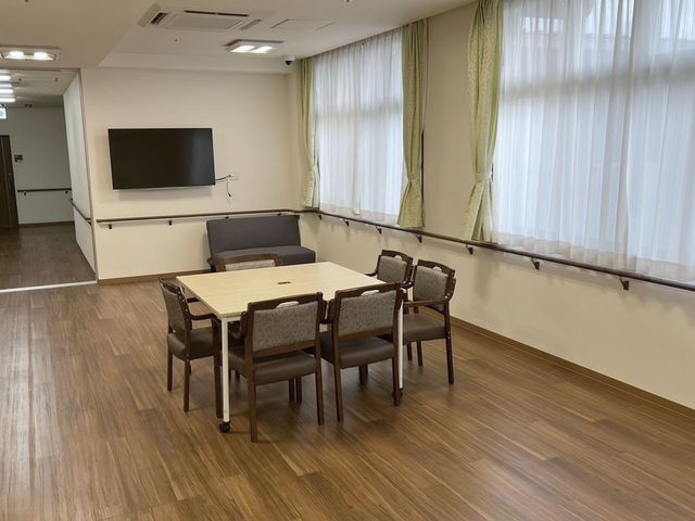 広々とした職員用スペース 共有スペース 明るく開放的なスペースで、働きやすい環境が整っています。