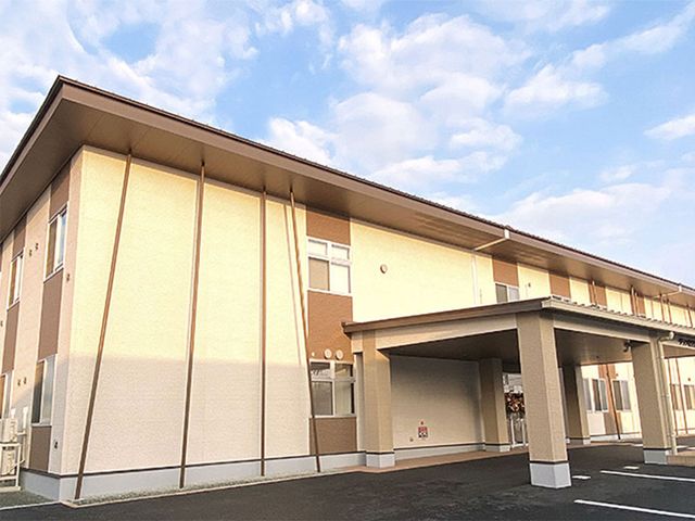開放感ある施設エントランス エントランス 開放的なエントランスを有する職場で、地域と繋がる介護のお仕事に就いてみませんか。