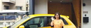 元気な挨拶の女性と車