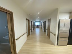廊下の明るい様子