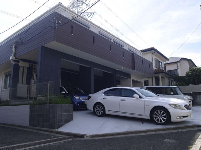 明るい雰囲気の外観 外観 ゆとりあるスペースの駐車場を完備し、落ち着いた色合いの建物が迎えてくれます。安心してお過ごしいただける環境です。