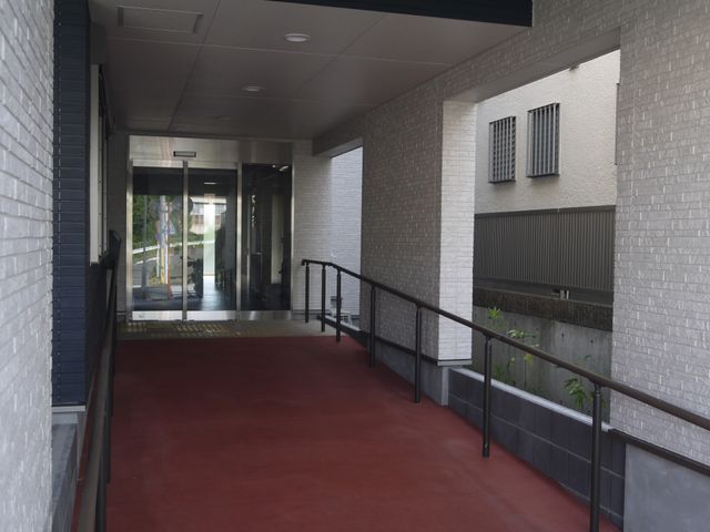 エントランスの風景 エントランス 手すり付きのアプローチは、安心して歩けるよう配慮されています。ガラス張りで明るいエントランスがお迎えします。