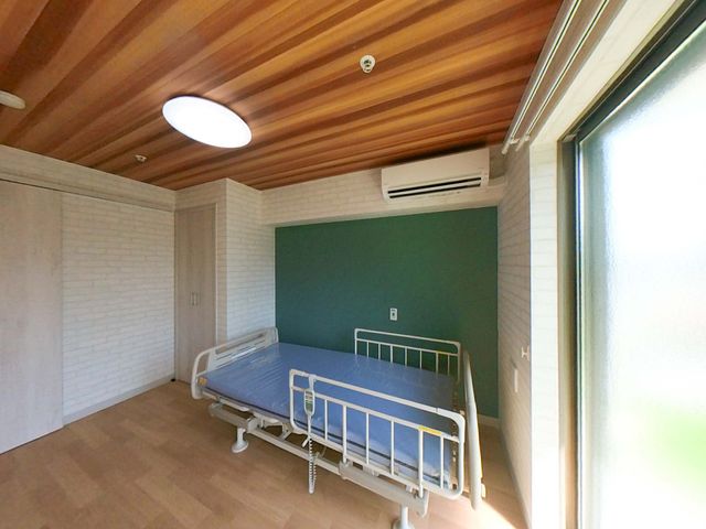 快適な個室の居室 居室 光が差し込む明るい個室です。シンプルなデザインで落ち着いた雰囲気をお楽しみいただけます。