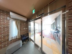 広々とした温かみのあるエントランス