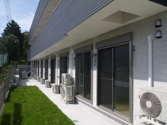 清潔感溢れる外観 外観 手入れが行き届いた緑豊かな外観です。心地よい環境で新生活を始めませんか。