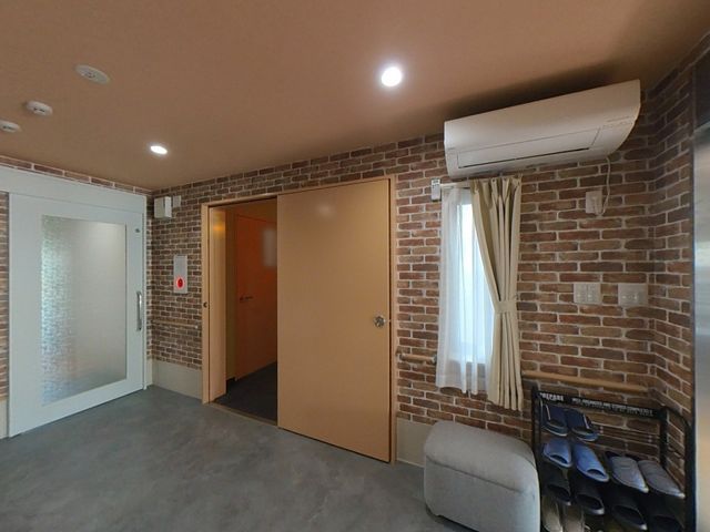 居心地の良い居室 エントランス 落ち着いた色合いの壁と広々とした空間が特徴の居室です。ご自身のスタイルで快適にお過ごしいただけます。