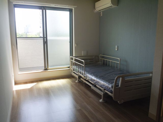 居心地の良さそうな居室 居室 温かみのある床材と天窓からの自然光が心地よい居室です。安らぎを感じさせる環境が整っています。