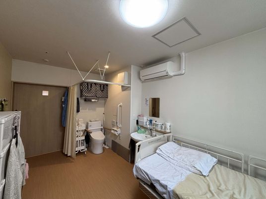 ベッドと設備の居室